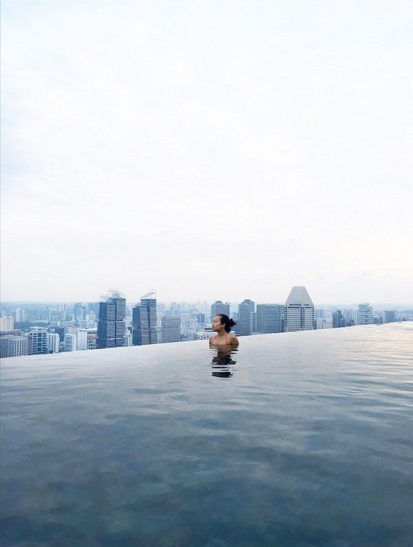 Mặt hồ vô cực với phông nền là skyline thành phố chính là nơi lý tưởng để lưu giữ những bức ảnh “triệu like” cùng bạn bè hay người thân.